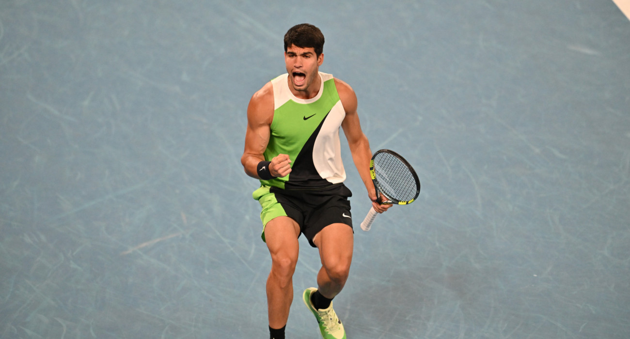 Ο Κάρλος Αλκαράθ πανηγυρίζει την κατάκτηση του Australian Open / Πηγή: Mark Avellino/Anadolu via Getty Images