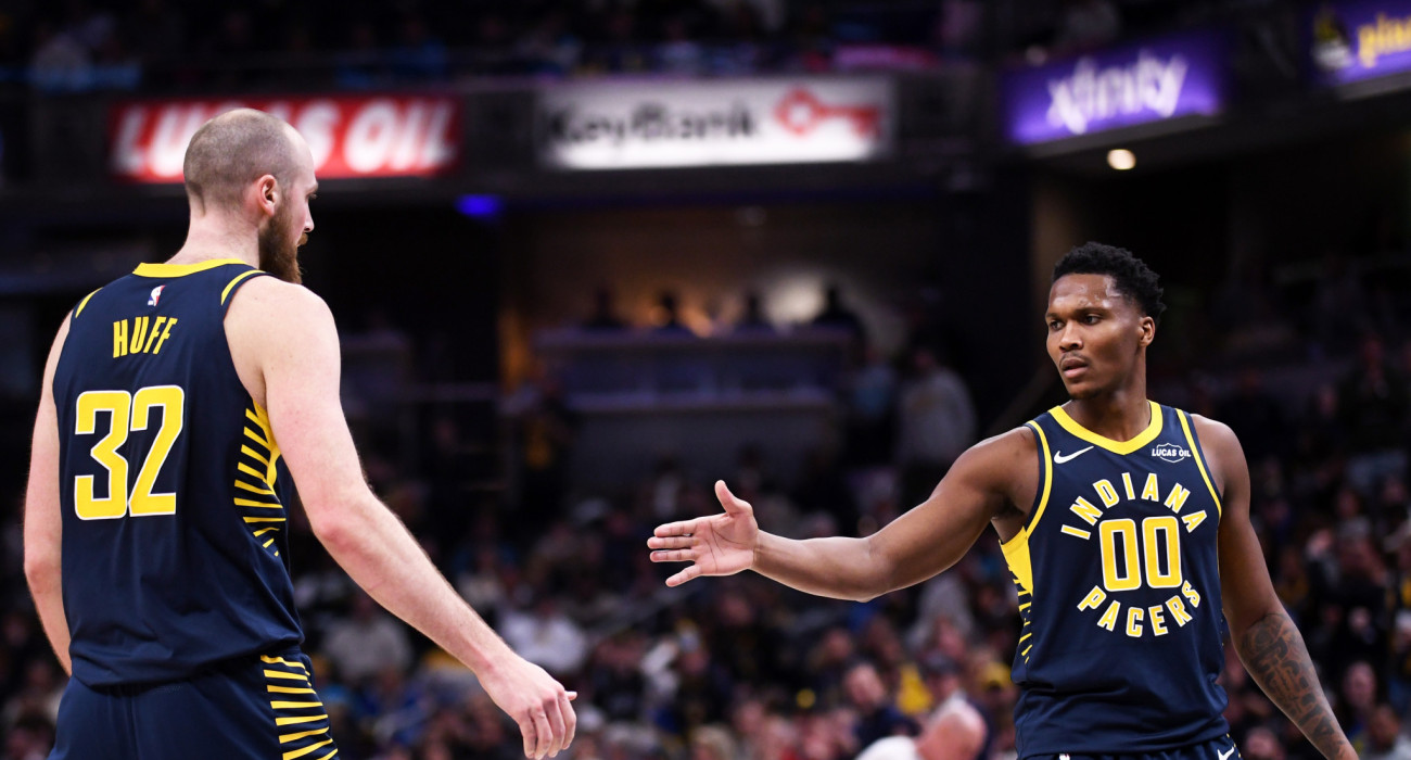 Ο Τζέι Χαφ και ο Μπένεντικτ Ματούριν των Ιντιάνα Πέισερς κάνουν high five στο ματς με τους Χοκς/Photo by Bobby Goddin/Getty Images