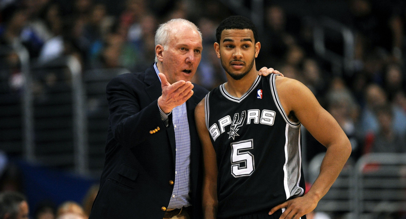 O Κόρι Τζόζεφ δέχεται οδηγίες από την θρυλικό Γκρεγκ Π΄οποβιτς τη χρονιά του τελευταίου πρωταθλήματος των Σπερς / Πηγή: Lisa Blumenfeld / Getty Images / Ideal Images