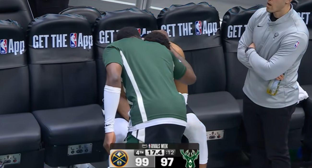 Ο Θανάσης Αντετοκούνμπο παρηγορεί τον Γιάννη μετά τον νέο τραυματισμό του/printscreen