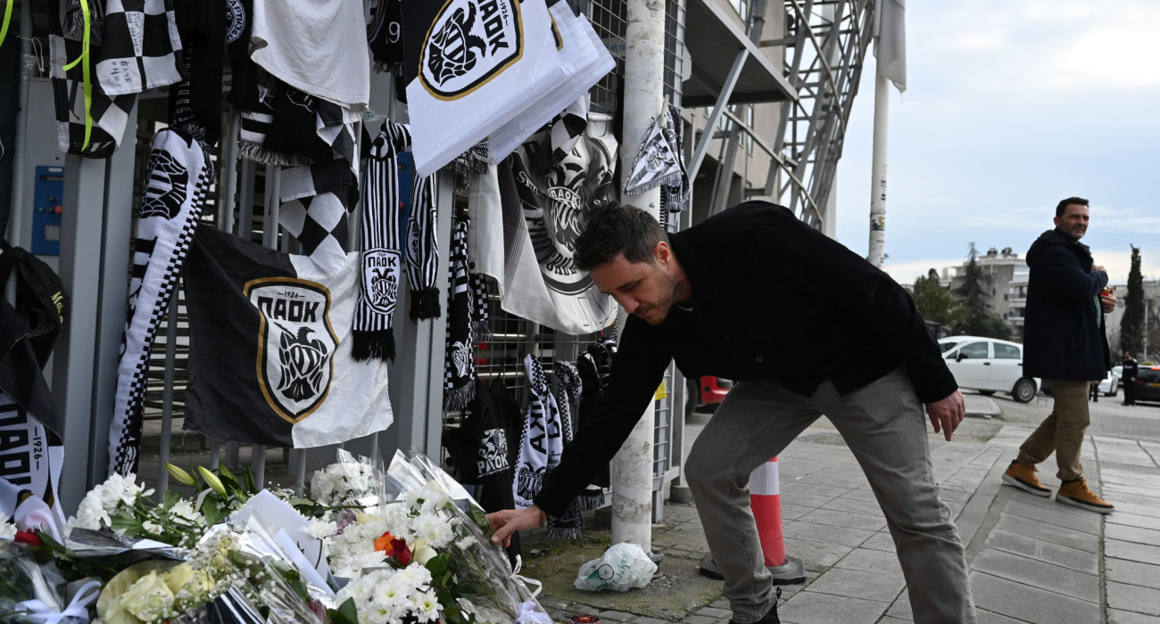 Ο Άρης κατέθεσε λουλούδια στη μνήμη των οπαδών του ΠΑΟΚ που έφυγαν από τη ζωή στο δυστύχημα στη Ρουμανία / Πηγή: Intime