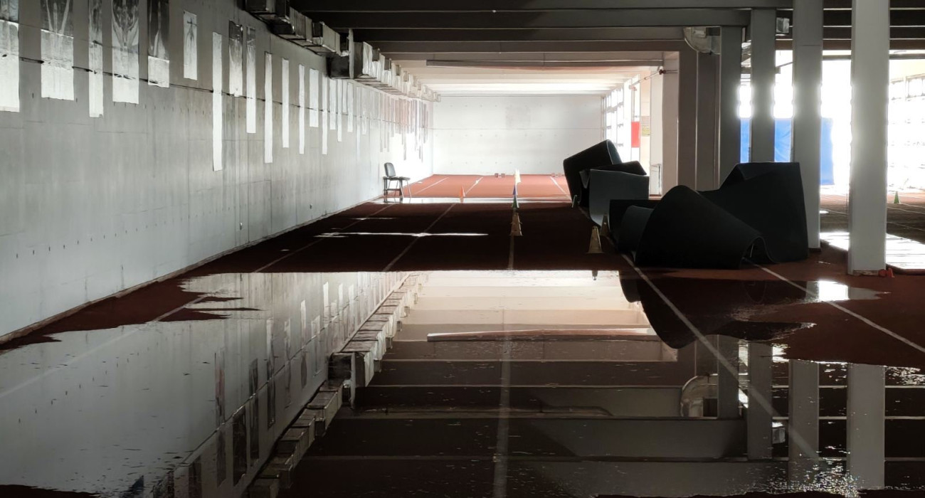 Οι πλημμυρισμένοι διάδρομοι του στίβου στο κλειστό προπονητήριο του ΟΑΚΑ / Πηγή: ΣΕΓΑΣ