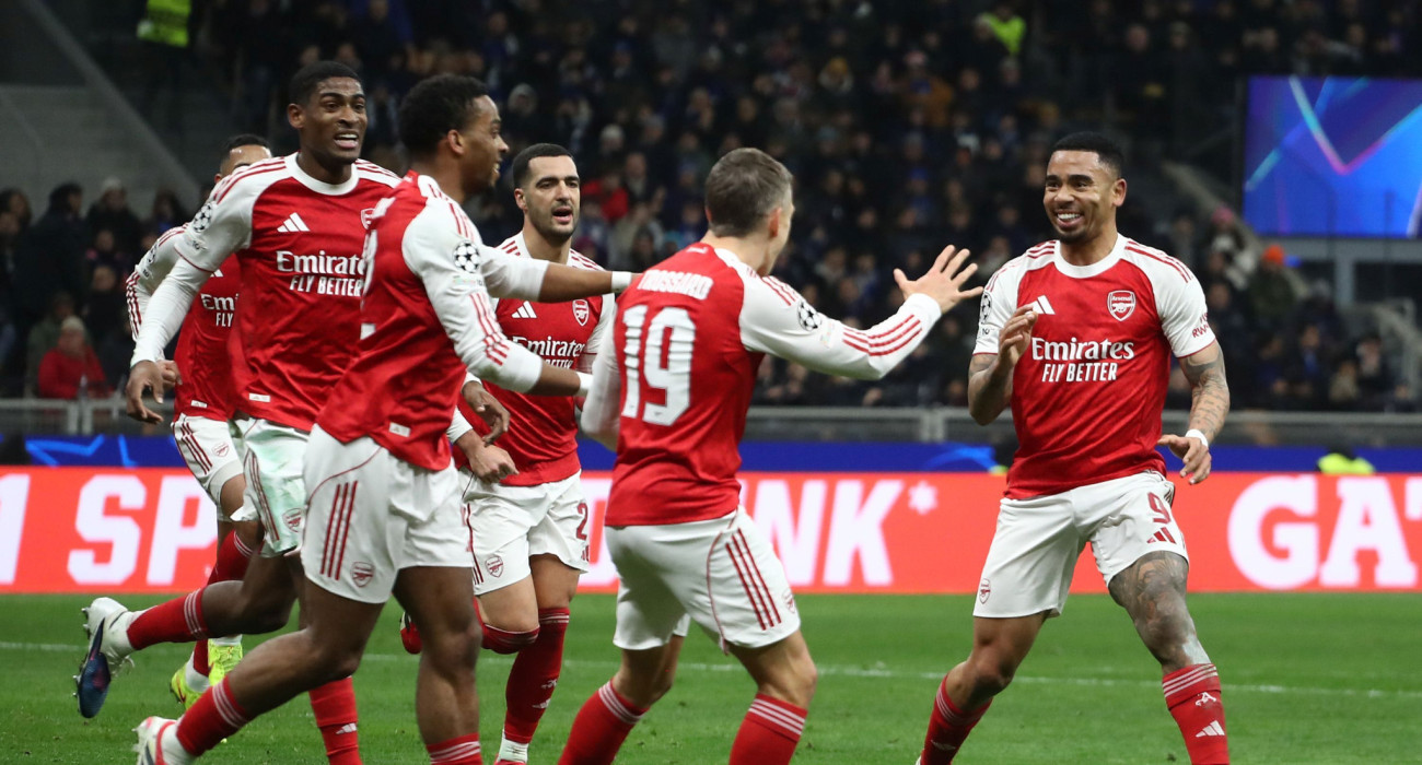 Οι ποδοσφαιριστές της Άρσεναλ πανηγυρίζουν / Photo by Marco Luzzani/Getty Images