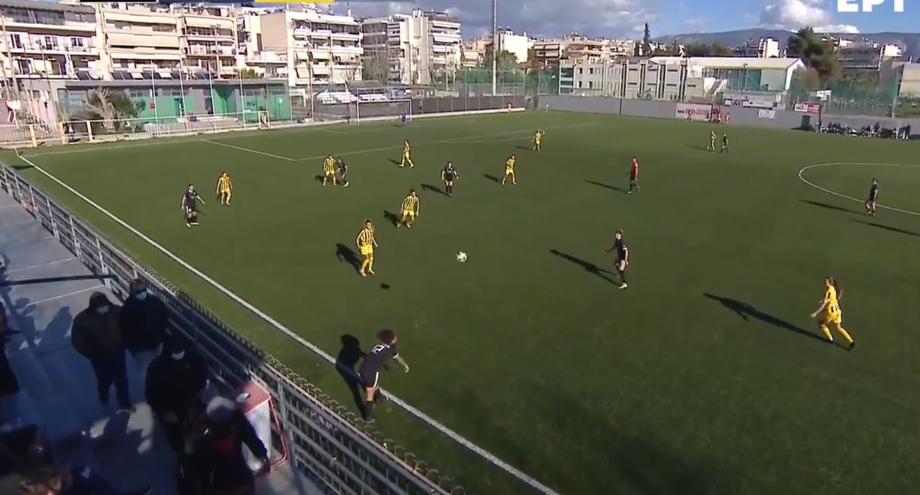 Η στιγμή που κουκουλοφόροι εισβάλουν στον αγώνα ποδοσφαίρου γυναικών της ΑΕΚ στο Μοσχάτο / Screenshot