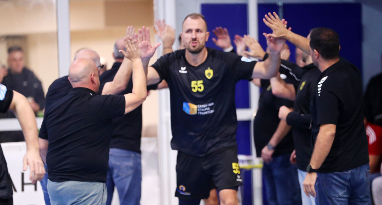 Ο Γιούλιους Κιουν με την φανέλα της ΑΕΚ / Πηγή: Intime