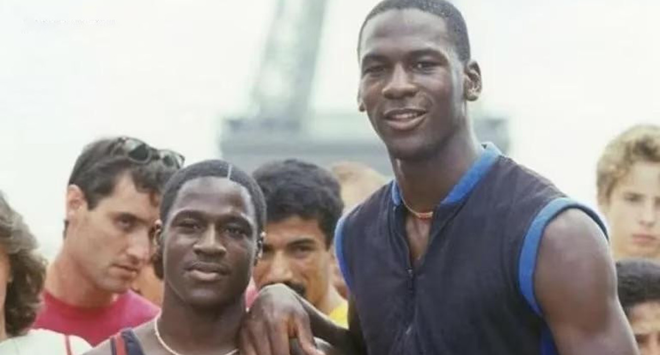 Ο Μάικλ Τζόρνταν με τον αδελφό του Λάρι / Screenshot