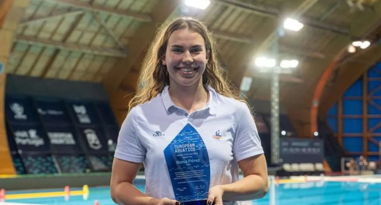 Η Νόνα Πέρεθ με το βραβείο της κορυφαίας πολίστριας της Ευρώπης / Πηγή: European Aquatics