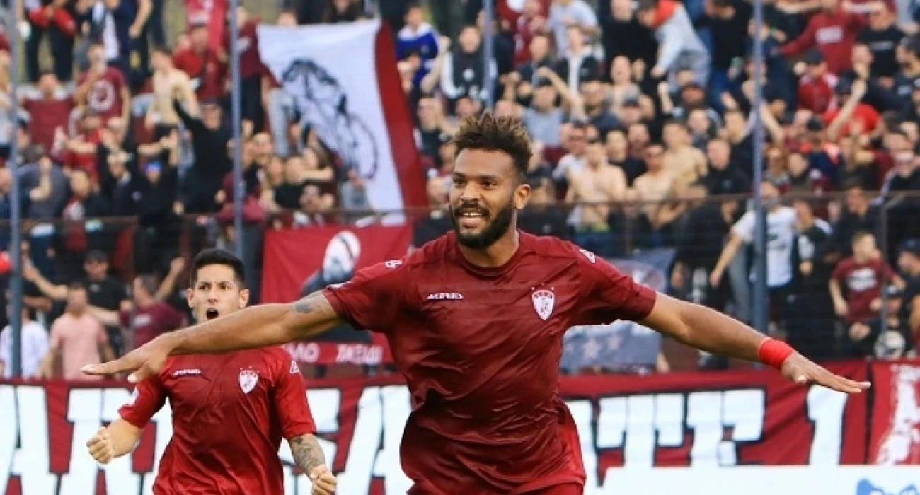 Ο Μάριος Όγκμποε με τη φανέλα της ΑΕΛ / Πηγή: Intime