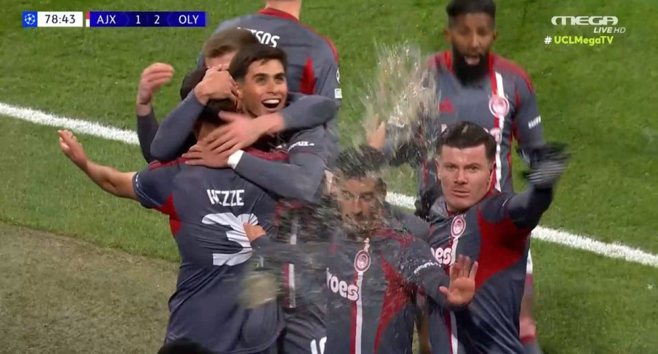 Οι παίκτες του Ολυμπιακού δέχθηκαν αντικείμενα στους πανηγυρισμούς του δεύτερου γκολ (video)