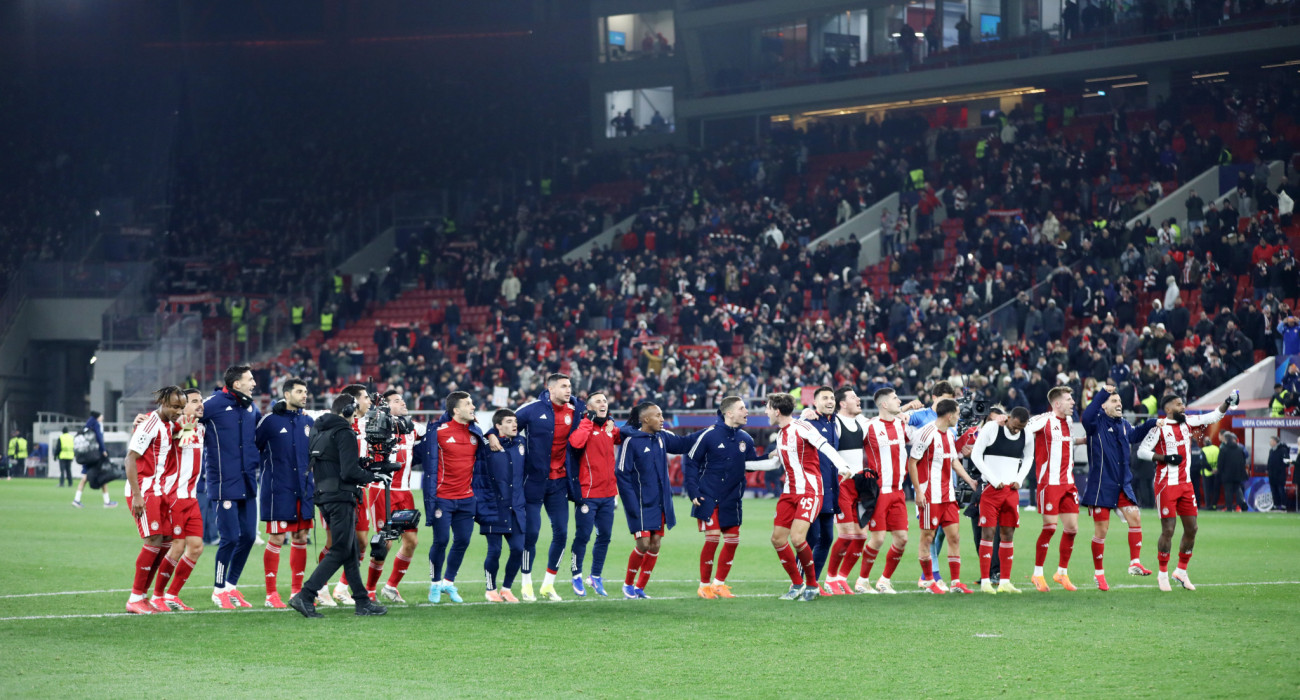 Οι ποδοσφαιριστές του Ολυμπιακού μετά τη μεγάλη νίκη επί της Λεβερκούζεν/ Πηγή: Intime