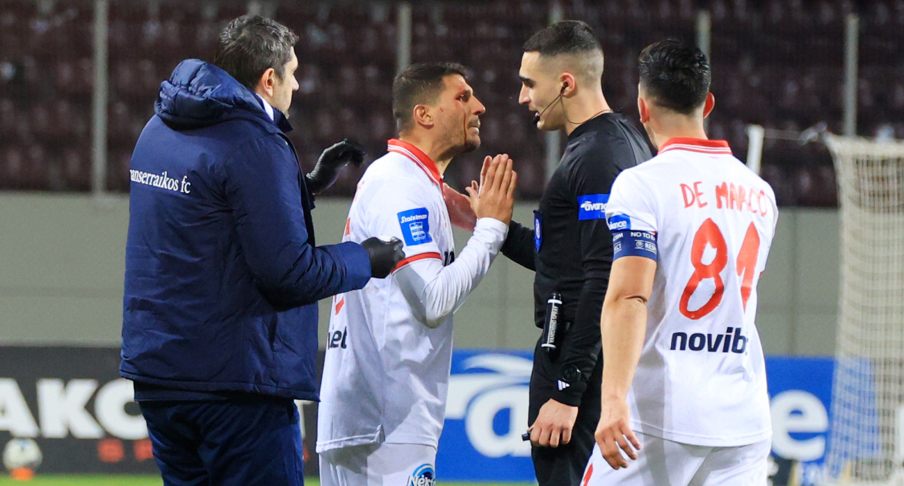 Ο Νίκος Καρέλης διαμαρτύρεται στον διαιτητή Γιώργο Κόκκινο / Πηγή: Intime
