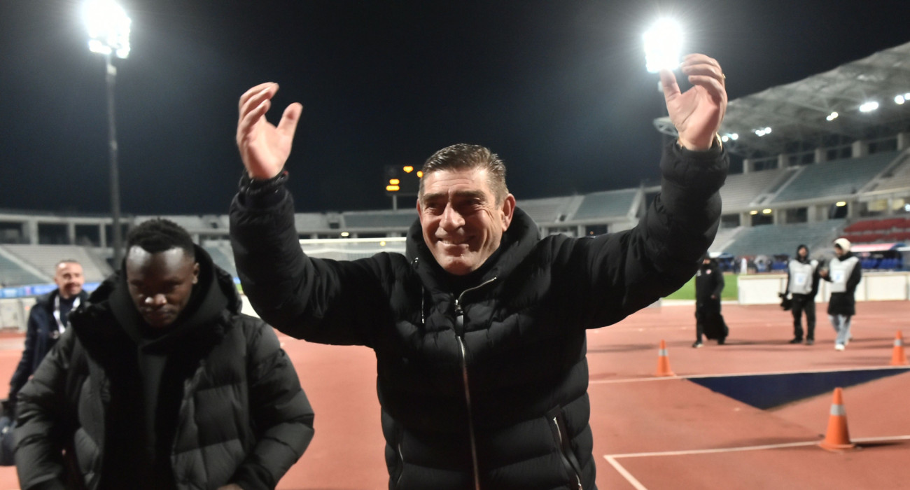 Ο Σάββας Παντελίδης πανηγυρίζει την 3η διαδοχική νίκη της ΑΕΛ Novibet / Πηγή: Eurokinissi