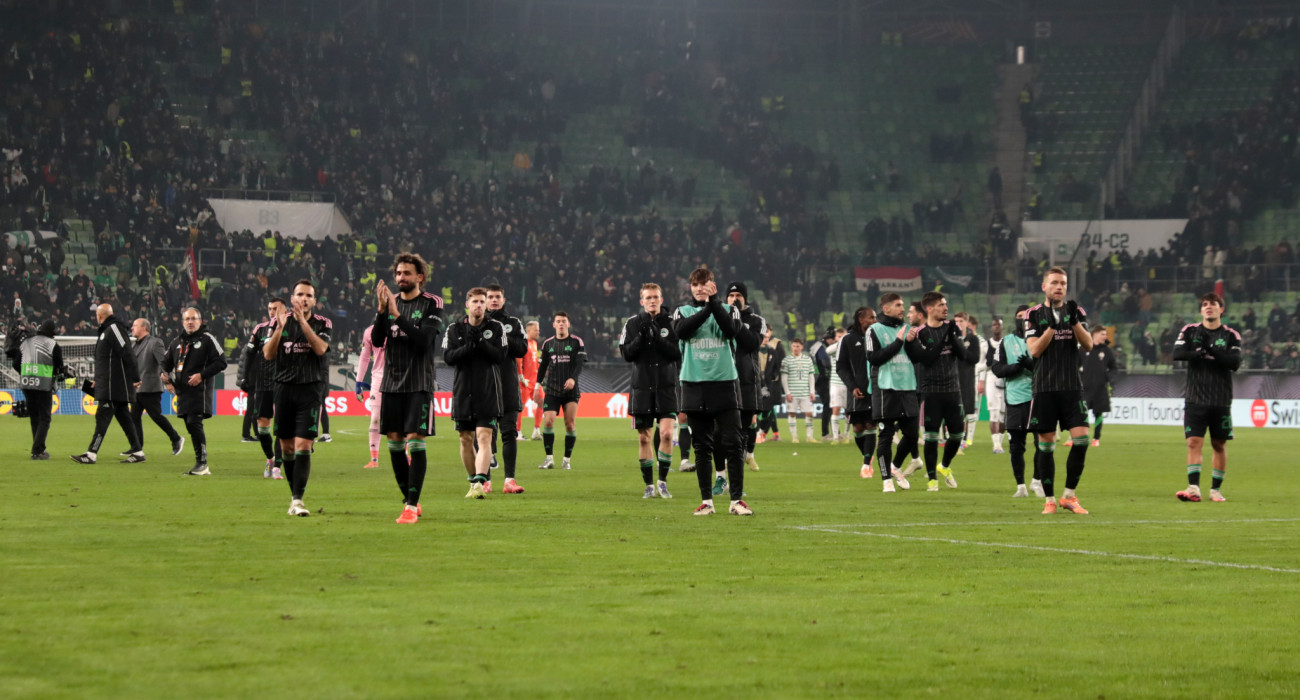 Οι παίκτες του Παναθηναϊκού χειροκροτούν τον κόσμο της ομάδας που ταξίδεψε στην Ουγγαρία / Πηγή: ΙΝΤΙΜΕ