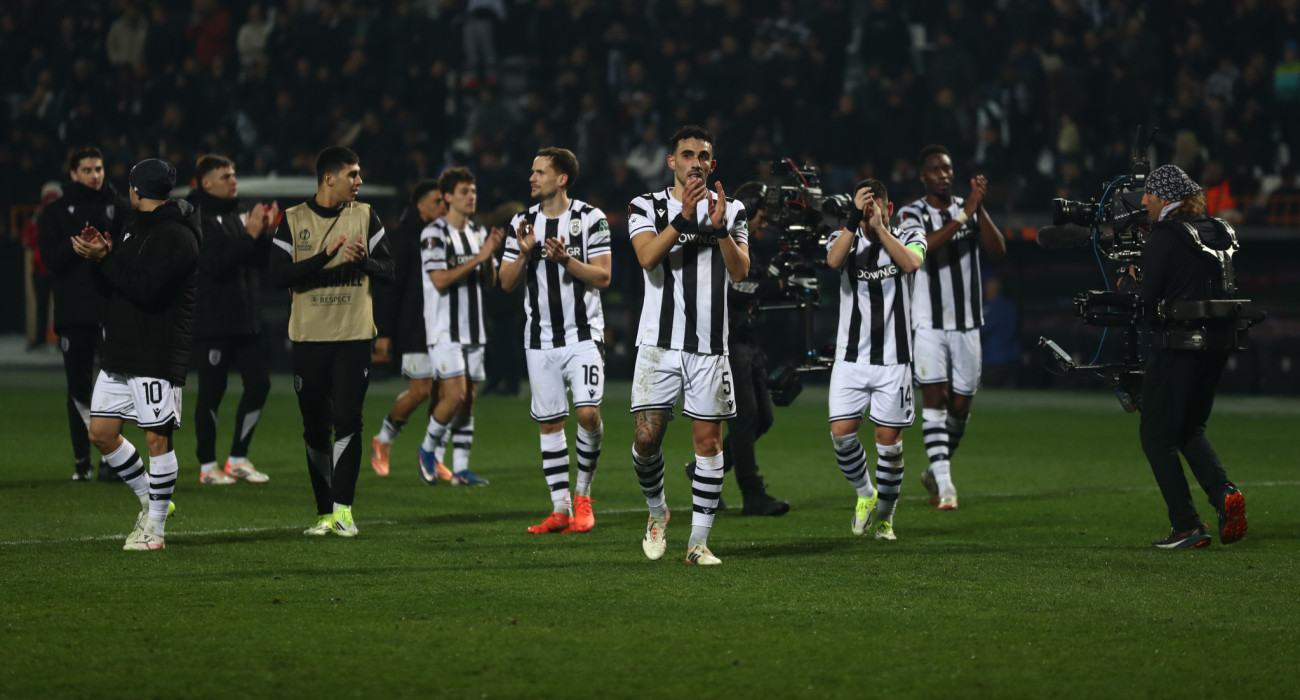 Οι ποδοσφαιριστές του ΠΑΟΚ χειροκρότησαν τον κόσμο μετά τη νίκη επί της Μπέτις / Πηγή: Eurokinissi