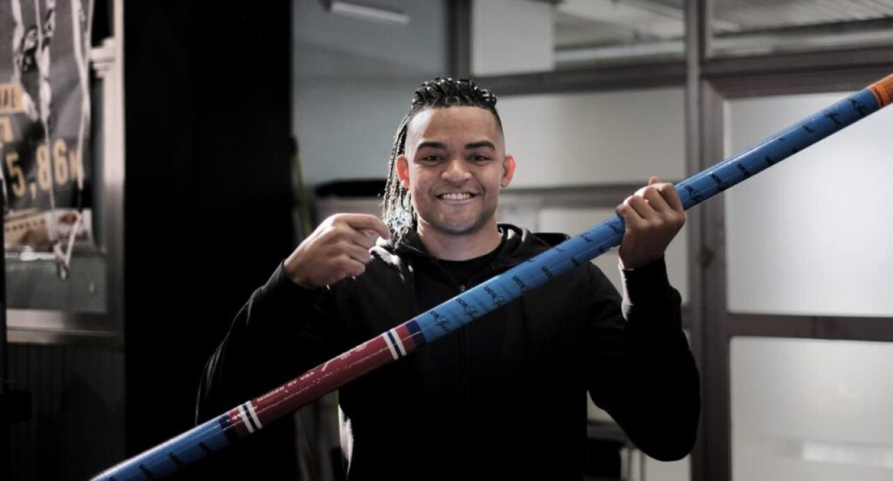 Ο Εμμανουήλ Καραλής με ένα από τα νέα κοντάρια του / Πηγή: ΣΕΓΑΣ