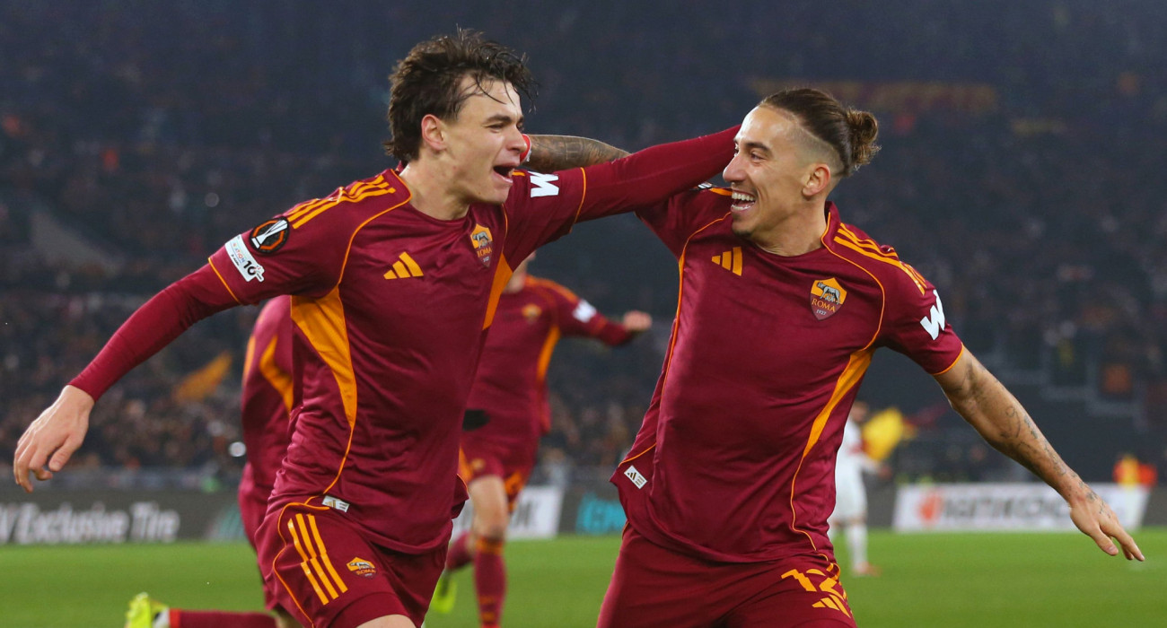 Ο Νικολό Πισίλι πανηγυρίζει μαζί με τον Κώστα Τσιμίκα γκολ της Ρόμα / Πηγή: Getty