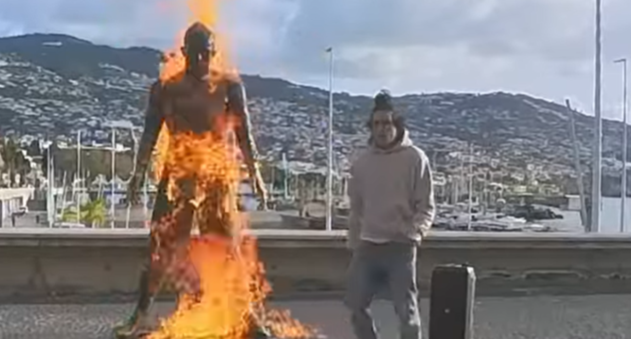 Νεαρός έβαλε φωτιά στο άγαλμα του Κριστιάνο Ρονάλντο / Screenshot