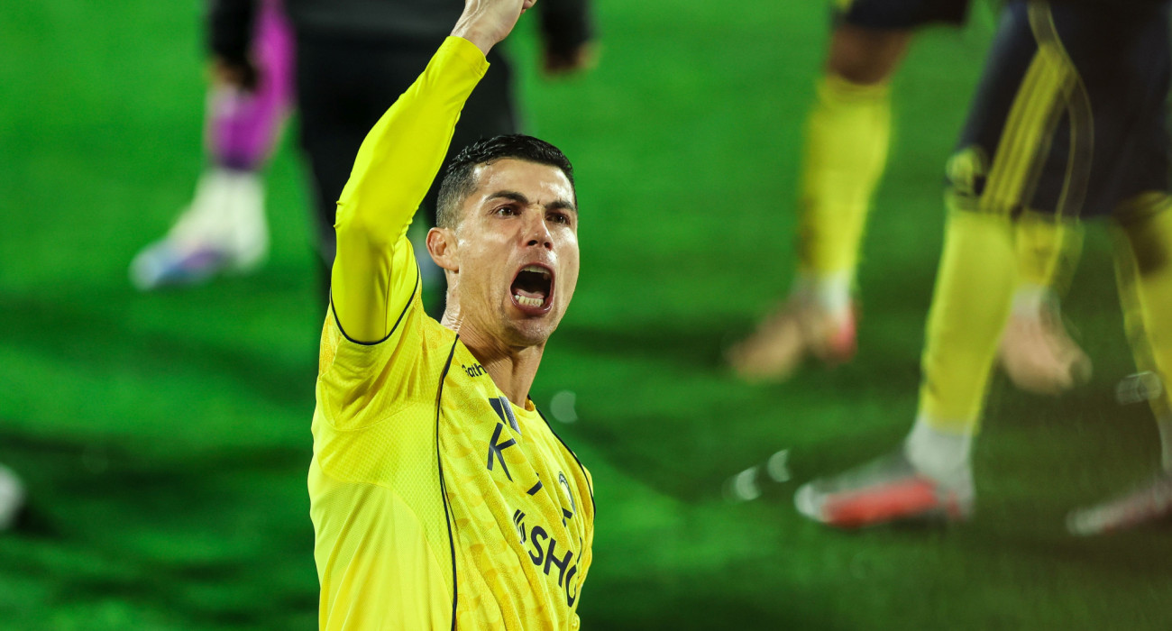 Ο Κριστιάνο Ρονάλντο πανηγυρίζει με τη φανέλα της Αλ Νασρ / Photo by Yasser Bakhsh/Getty Images