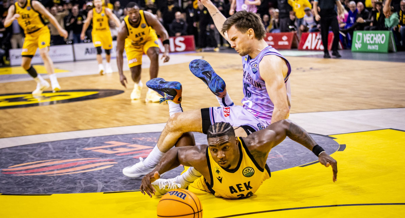 Ο Φρανκ Μπάρτλεϊ βουτάει για τη μπάλα - Πηγή: FIBA