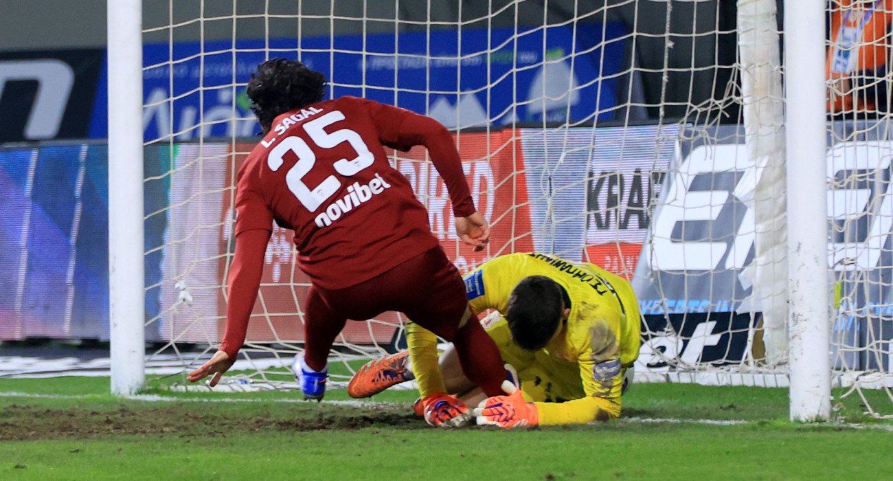 Ο Σαγάλ σκοράρει απέναντι στον Πανσερραϊκό / Πηγή: Intim