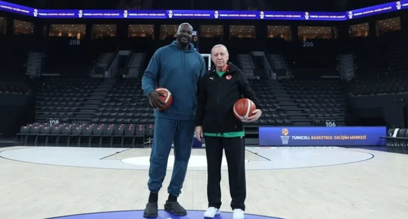 Ο Σακιλ Ονίλ και ο Ερντογαν στο γήπεδο της Εφες