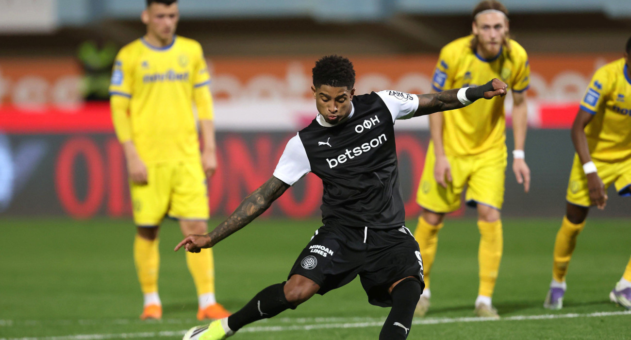 Ο Έντι Σαλσέδο εκτελεί το πέναλτι που κέρδισε απέναντι στον Παναιτωλικό / Πηγή: Intime