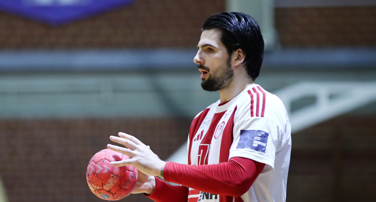 Ο Σάββας Σάββας στον αγώνα του Ολυμπιακού / Πηγή: Intime