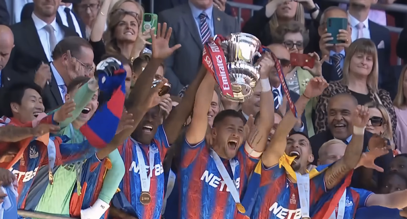 Η Κρίσταλ Πάλας σηκώνει το FA Cup / Screenshot