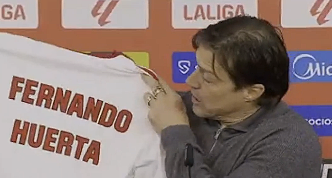 O Mατίας Αλμέιδα κρατώντας μια φανέλα με το όνομα του οδηγού / Screenshot