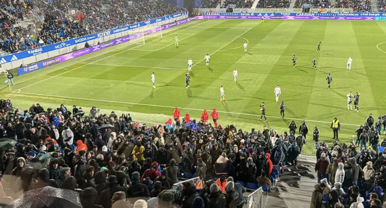 Η στιγμή της διακοπής στο ματς μετά το ατύχημα με τον οπαδό / Screenshot