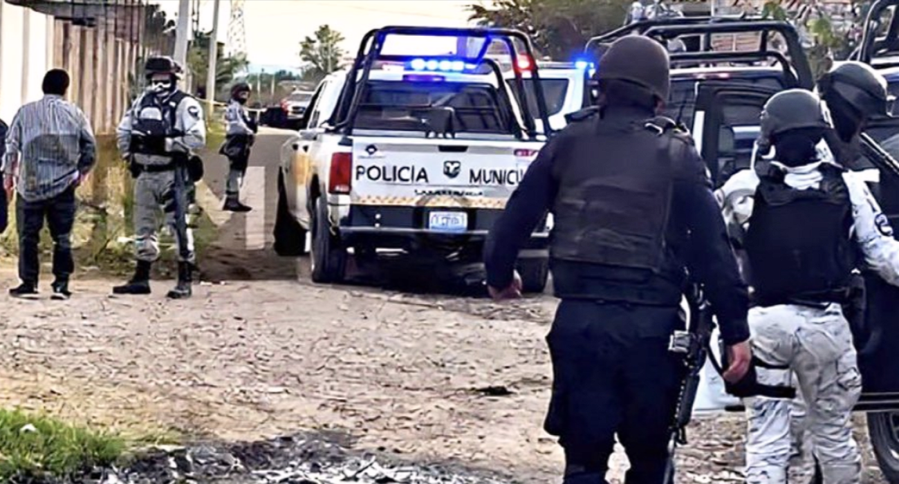 Η αστυνομία έξω από το γήπεδο όπου σημειώθηκε η επίθεση / Screenshot