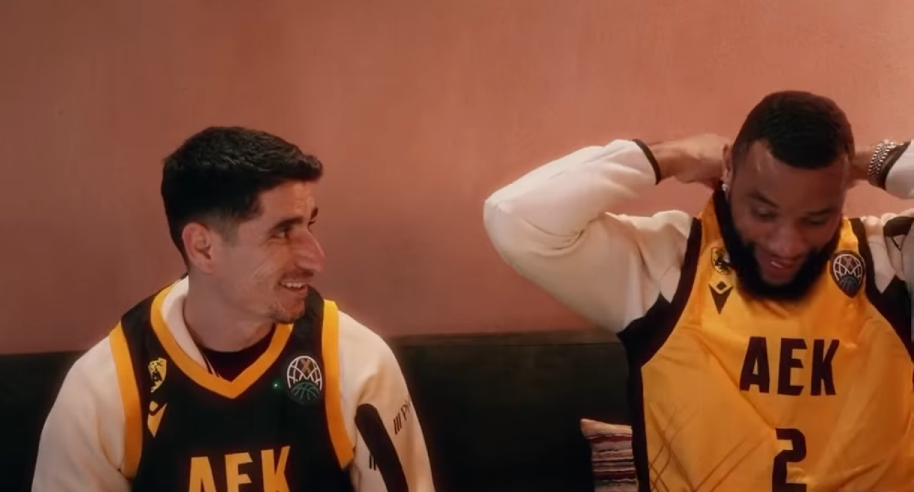 Ο Πέτρος Μάνταλος και ο Άρνολντ Μουκουντί / Screenshot