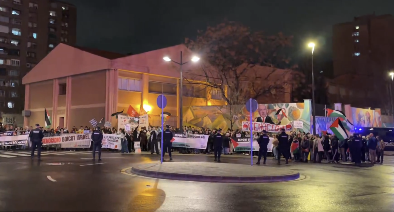 Οι διαδηλωτές πριν το Βαλένθια-Μακάμπι Τελ Αβίβ / PrintScreen