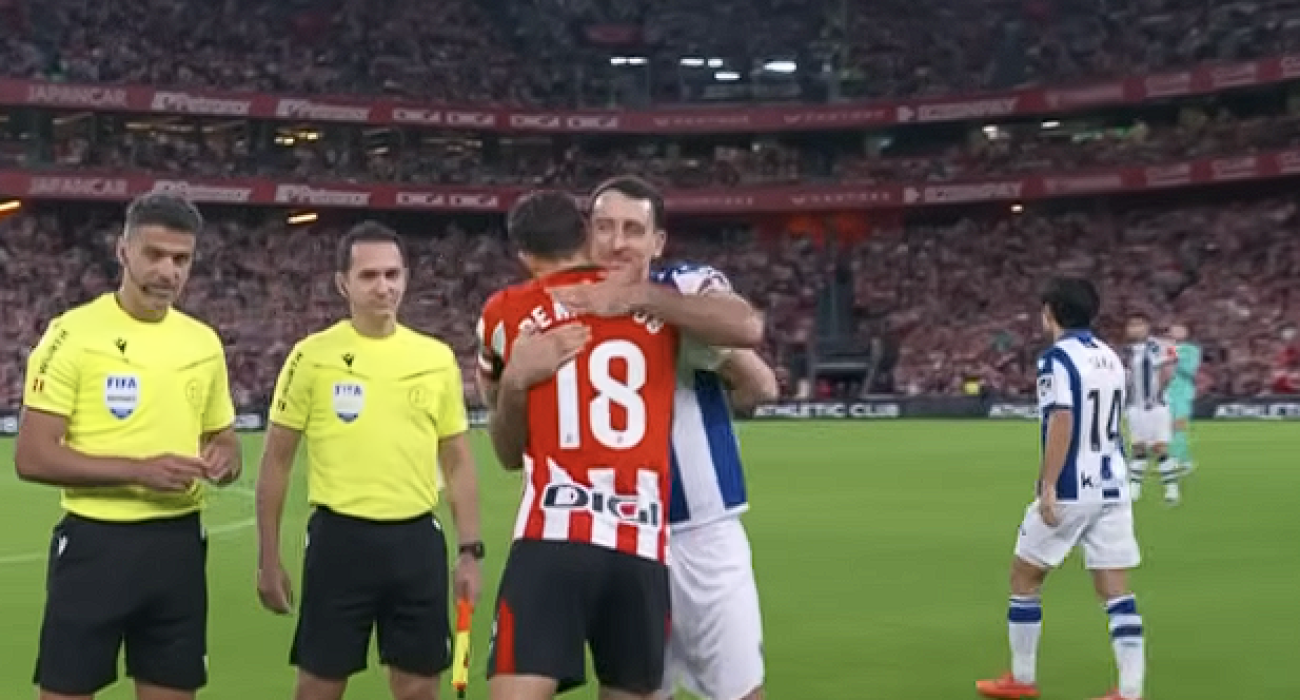 Ο Όσκαρ Ντε Μάρκος με τον Μιγκέλ Οριάθαμπαλ πριν το τελευταίο ντέρμπι στο «Σαν Μαμές» / Screenshot