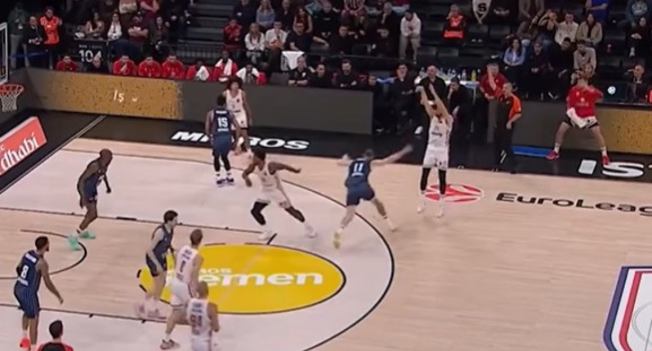 Τρομερό σκηνικό: Μπαρτζώκας και Βεζένκοφ ακύρωσαν την αλλαγή λόγω τριπόντου του Πίτερς (video)