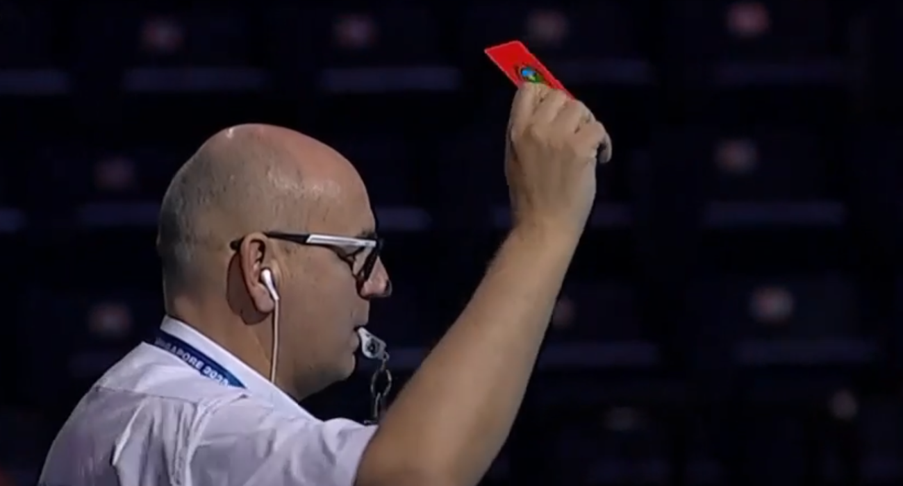 Η στιγμή που ο Βλάχος αντικρίζει την κόκκινη κάρτα / PrintScreen