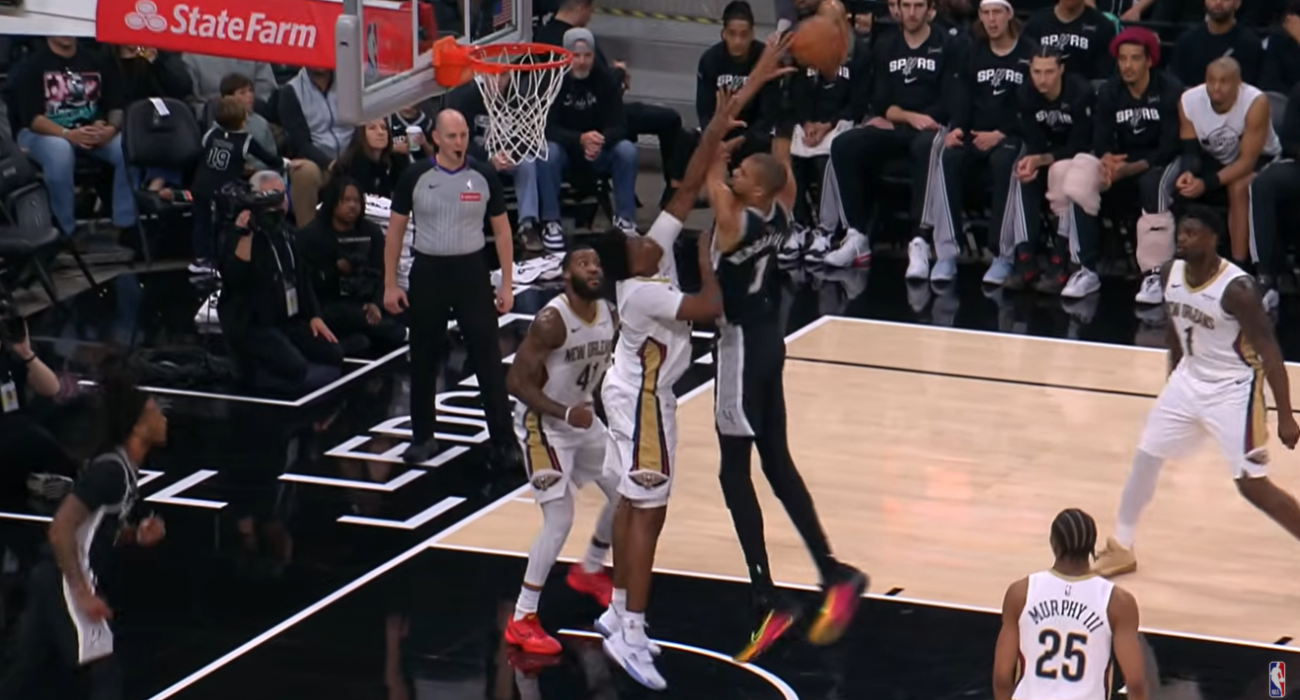 Με αδιανόητη πτήση Γουεμπανιαμά το Top 10 του ΝΒΑ (video)