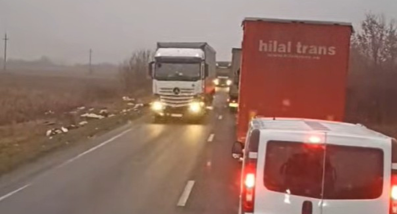 Το βίντεο του Έλληνα οδηγού νταλίκας που περνάει από τα συντρίμμια στο δυστύχημα της Ρουμανίας