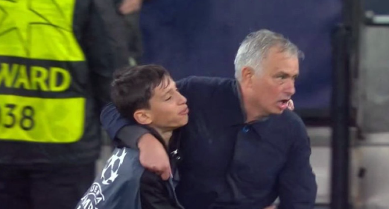 Επικός πανηγυρισμός του Μουρίνιο με το ball boy / Screenshot