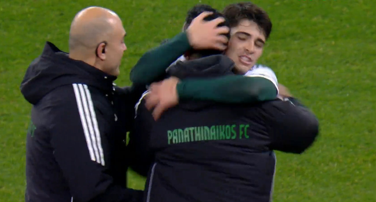 Ο Ταμπόρδα σπεύδει να αγκαλιάσει τον Ζέκα μετά το γκολ που πέτυχε / Screenshot