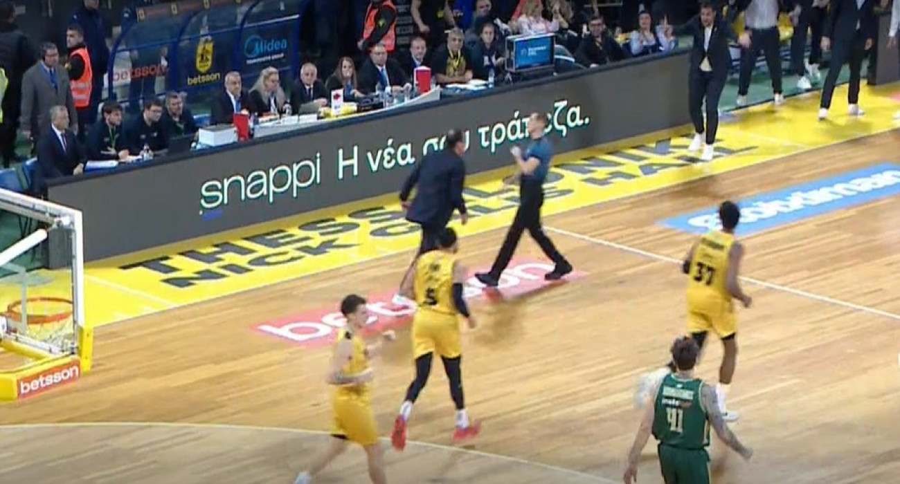 Έξαλλος μπαίνει στο παρκέ και διαμαρτύρεται ο Εργκίν Αταμάν