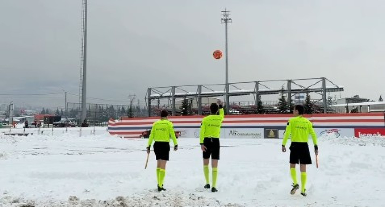 Το χιόνι «σκέπασε» τον αγωνιστικό χώρο / Screenshot