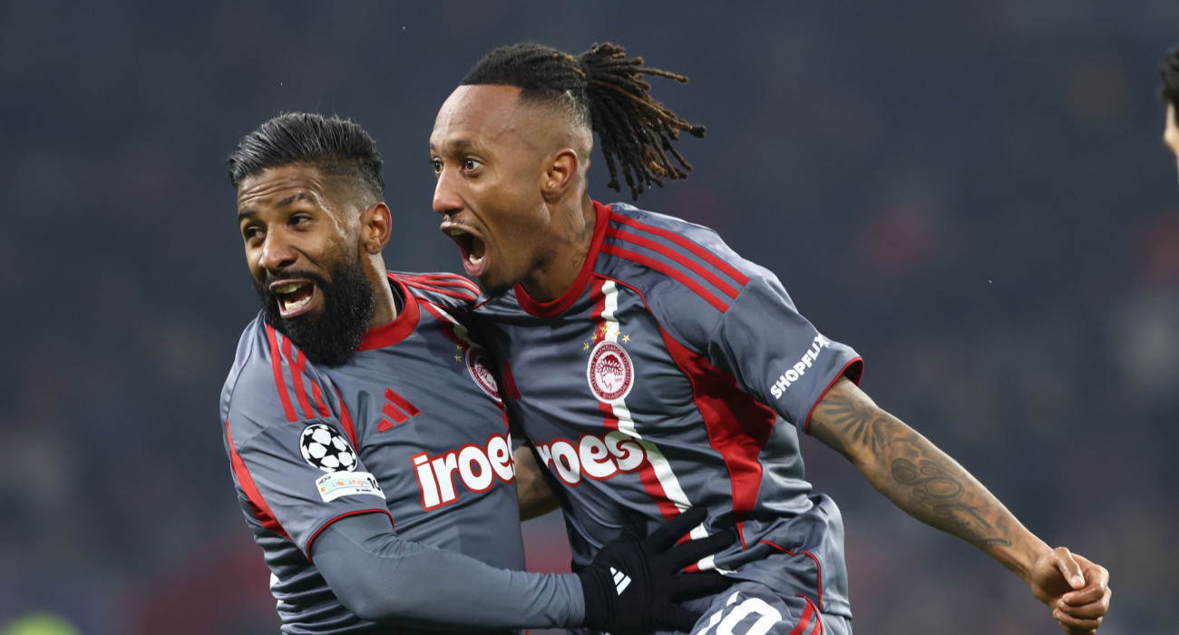 Ο Ζέλσον Μάρτινς πανηγυρίζει μαζί με τον Ρόντινεϊ / Πηγή: Intime