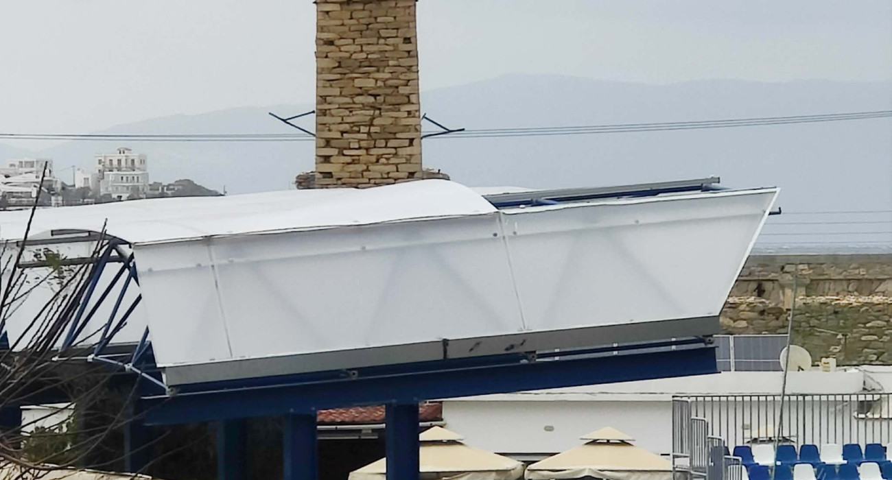 Αποκολλήθηκε κομμάτι της σκεπαστής εξέδρας / Πηγή: sportcyclades.gr