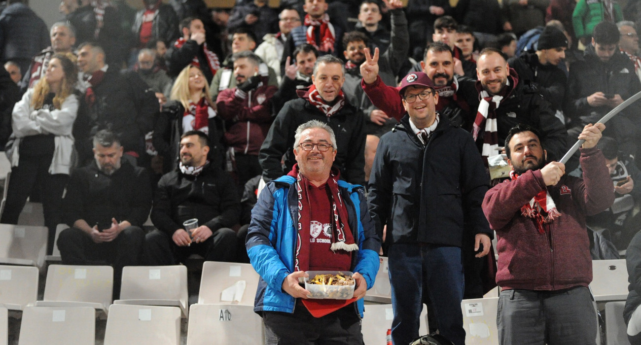 Ο φίλος της ΑΕΛ Novibet με 2.5 κιλά παϊδάκια στην εξέδρα / Πηγή: arenalarissa.gr