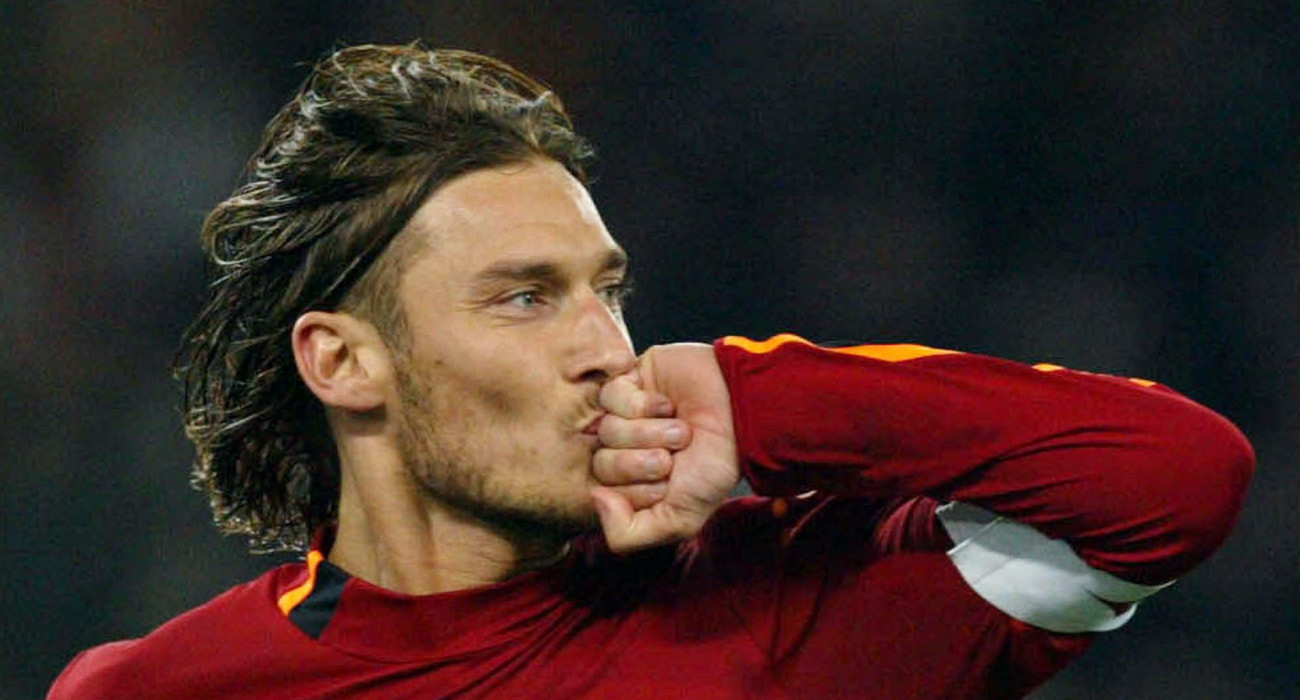 Ο Φραντσέσκο Τότι πανηγυρίζει με τη φανέλα της Ρόμα / Πηγή: Eurokinissi