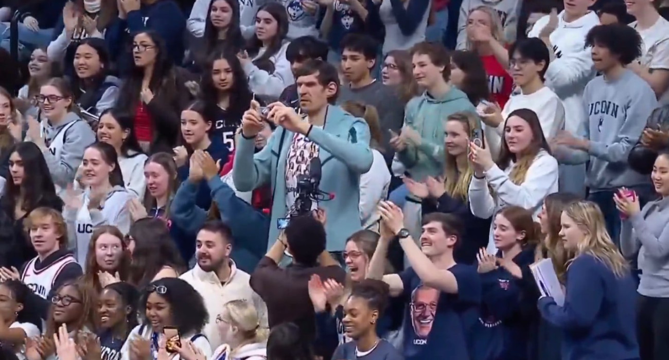 Ο Μπόμπαν Μαριάνοβιτς προσπαθεί να κρατήσει μια φυσιολογική φωτογραφική μηχανή, στα γιγάντια χέρια του