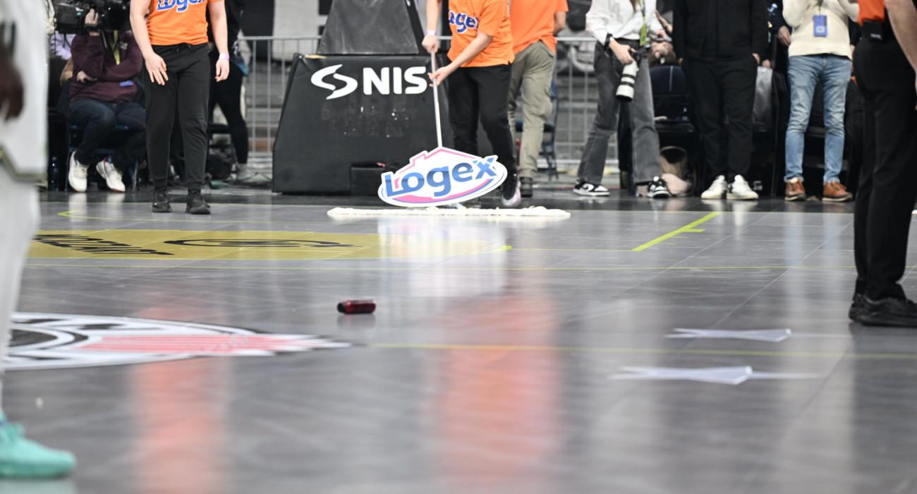 Αντικείμενα στο παρκέ του γηπέδου του Βελιγραδίου, Πηγή: Vaggelis Stolis