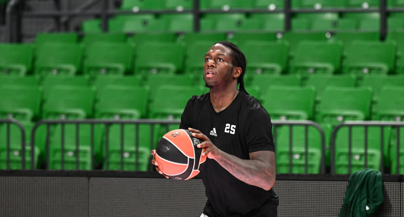 Ο Κέντρικ Ναν σουτάρει / πηγή:Vaggelis Stolis