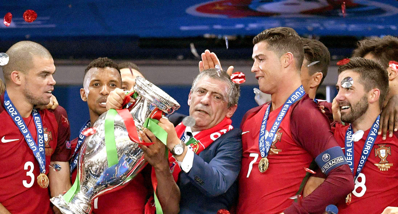 Ο Φερνάντο Σάντος με το τρόπαιο του EURO 2016 με την Πορτογαλία / Πηγή: Eurokinissi